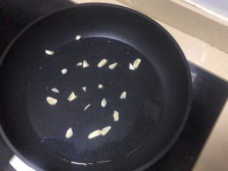 15、豆皮金针菇卷,放入蒜末炒香