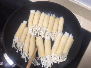 16、豆皮金针菇卷,金针菇豆皮卷底面朝下煎