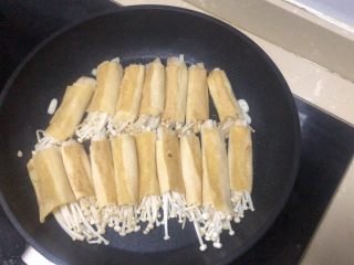 17、豆皮金针菇卷,煎至两面金黄