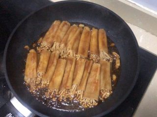 19、豆皮金针菇卷,把料汁收的差不多就可以了