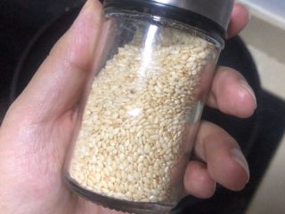 20、豆皮金针菇卷,摆到盘子里撒一些白芝麻