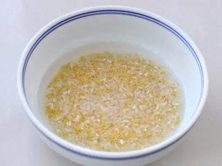 2、紫薯小米粥,将大米和小米淘洗两遍浸泡半个小时，让米粒吸收水分，煮好的粥口感松软美味。