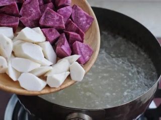 5、紫薯小米粥,接着放入山药和紫薯搅拌均匀，再次煮沸后转小火煮约三十分钟。