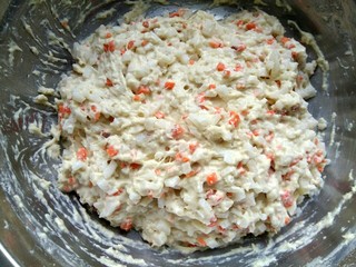 7、白萝卜胡萝卜素丸子,加入适量清水搅拌均匀，搅成菜糊，不要太稀