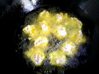 10、白萝卜胡萝卜素丸子,把素丸子舀入锅中，成形后翻动