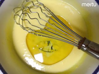 3、0黄油酸甜香橙磅蛋糕,加入玉米油继续搅拌均匀，没有油花即可