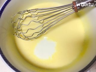 4、0黄油酸甜香橙磅蛋糕,放入酸奶搅拌均匀