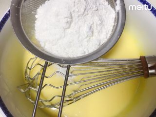 5、0黄油酸甜香橙磅蛋糕,筛入一半的低粉，即先筛90g，混合均匀