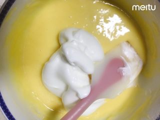 8、0黄油酸甜香橙磅蛋糕,先取1/3蛋白和蛋黄糊翻拌均匀