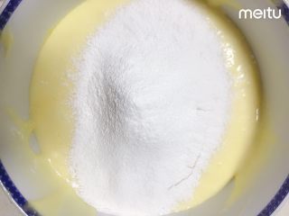 9、0黄油酸甜香橙磅蛋糕,再筛入另一半低粉，切拌均匀