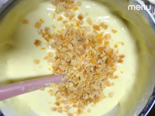 11、0黄油酸甜香橙磅蛋糕,最后加入橙皮丁，大致搅拌一下即可