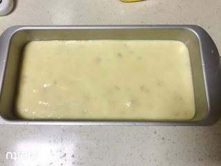 12、0黄油酸甜香橙磅蛋糕,入模具，振平表面