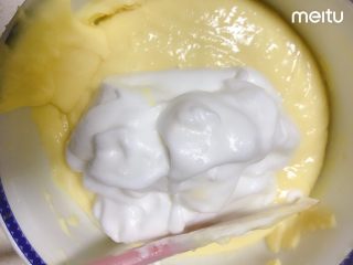 10、0黄油酸甜香橙磅蛋糕,再将剩余的蛋白倒入，一起翻拌均匀