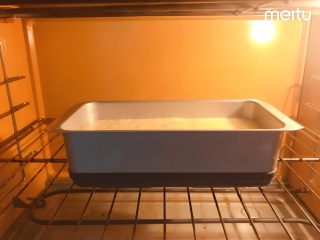 13、0黄油酸甜香橙磅蛋糕,上下火180度先烤13分钟左右至表面凝结上色但是还没有炸开