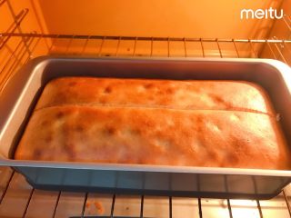 14、0黄油酸甜香橙磅蛋糕,用小刀在中间划一刀，这样蛋糕就会按照划痕炸开