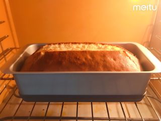 15、0黄油酸甜香橙磅蛋糕,一共烘烤40分钟，用手轻轻按压，感觉内部比较结实、不会有晃动的液体的感觉就可以了