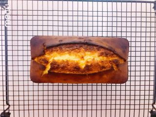 16、0黄油酸甜香橙磅蛋糕,出炉后立刻脱模，放凉后切片