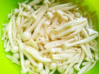 2、鲜香浓郁的菌菇豆腐汤,烧开一壶水备用。白玉菇泡盐水5分钟清洗干净。