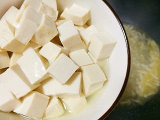 12、鲜香浓郁的菌菇豆腐汤,倒入豆腐待水再次烧开。