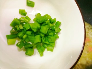 16、鲜香浓郁的菌菇豆腐汤,加入葱花。