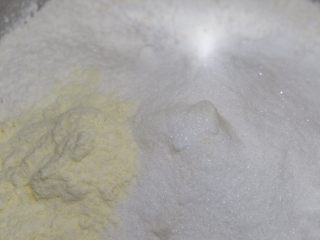 1、鸡蛋果面包,厨师机和面盆里放入面粉、砂糖、奶粉、盐