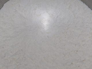 2、鸡蛋果面包,搅拌混合均匀