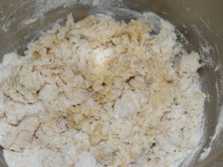 4、鸡蛋果面包,搅成絮状