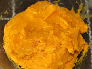 9、鸡蛋果面包,搅拌成绵绸状态即可