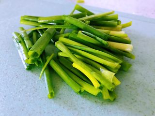 2、葱油拌面,小葱清洗干净,切掉葱白部分不要,绿色叶子部分切成长段,葱叶上的水分最好用厨房纸吸干,不然下油锅后会有崩溅。