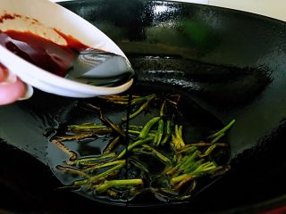 4、葱油拌面,倒入老抽。