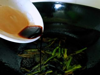 5、葱油拌面,倒入生抽。