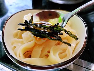 7、葱油拌面,面条捞入碗中,舀两勺葱油汁浇上,和面拌匀就可以开吃了。多余葱油放凉后,装入干净的瓶子里保存,需要随取随用,很是方便。