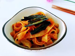 8、葱油拌面,拌面时如果觉得味道有点淡,想要咸一些,可以捞底部带酱的葱油,其中的隐形盐就够了,不需要额外放。