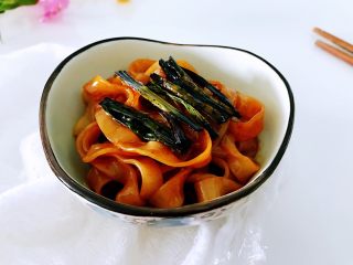 10、葱油拌面,无物恶善,过则为灾。美味诱人的地方特色葱油拌面太好吃,能碰上正宗的就痛痛快快的吃一下,如果生活中失去美食会不快乐,但是我们也要时刻提防着饮食中危害健康的小隐患,只要用对了方法,营养会更美味,美食会更健康!