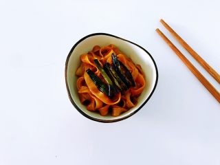 11、葱油拌面,吃的时候最好是能细嚼慢咽,吃完以后适当的多做下运动,并且整天饮食以清淡为主。