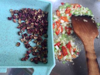 20、麻辣鲜香，嫩滑美味➕酸菜豆腐水煮鱼,加入大红袍花椒煸出香味，怕吃到花椒又想要麻劲的，可以先煸花椒，捞出后再放葱姜蒜，阿晨很喜欢花椒所以这一步才放没有捡出