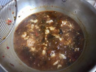 32、麻辣鲜香，嫩滑美味➕酸菜豆腐水煮鱼,小火炖煮两三分钟，鱼片浮起即可，巴沙鱼鱼肉嫩也挺容易煮熟的