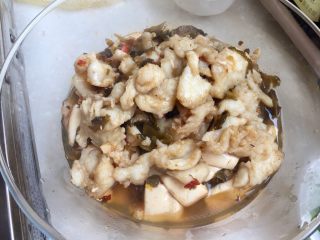 33、麻辣鲜香，嫩滑美味➕酸菜豆腐水煮鱼,把鱼片捞出盛在豆腐上