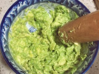 2、辅食10M➕ 香蕉牛油果吐司卷,牛油果肉用勺子或在擀面杖或研磨碗压成泥备用