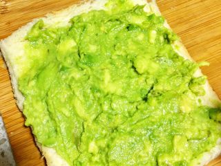 3、辅食10M➕ 香蕉牛油果吐司卷,将牛油果泥均匀涂抹在吐司上