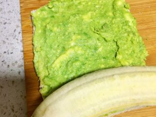 4、辅食10M➕ 香蕉牛油果吐司卷,再放上一根香蕉,轻轻卷起来