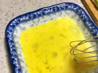 5、辅食10M➕ 香蕉牛油果吐司卷,取一个鸡蛋搅打均匀