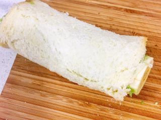 6、辅食10M➕ 香蕉牛油果吐司卷,卷好的牛油果香蕉吐司