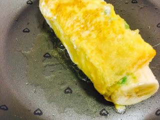 8、辅食10M➕ 香蕉牛油果吐司卷,不粘锅或炒锅刷油,全程小火,将吐司卷煎熟即可