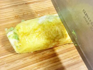 9、辅食10M➕ 香蕉牛油果吐司卷,将煎好的牛油果香蕉吐司卷切块