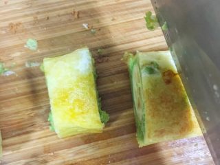 10、辅食10M➕ 香蕉牛油果吐司卷,可以切成适合宝宝的小块锻炼宝宝的手部抓握能力哦~