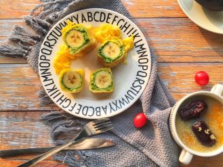 12、辅食10M➕ 香蕉牛油果吐司卷,配上一碗粥 美美的早餐