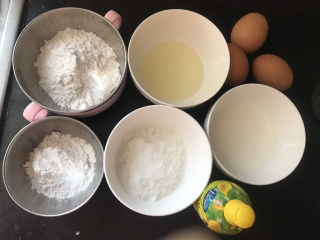 1、不开裂的海绵纸杯蛋糕（粘米粉版）,把所有材料称量好备用