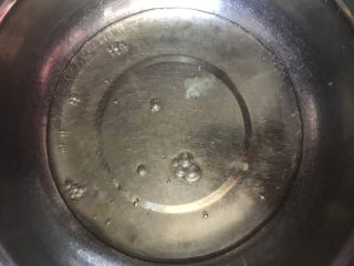 2、不开裂的海绵纸杯蛋糕（粘米粉版）,准备两个干净无油无水的盆，分离蛋清和蛋黄，蛋白里不能掉入蛋黄，否则蛋白打不起来，分离好的蛋白放冰箱冷藏备用