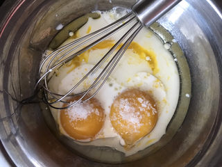 3、不开裂的海绵纸杯蛋糕（粘米粉版）,蛋黄放在在另一个无水无油的盆里，加入15克糖50克牛奶25克油搅拌至乳化